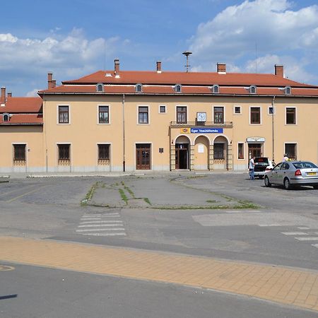 Lokomotiv Motel Эгер Экстерьер фото