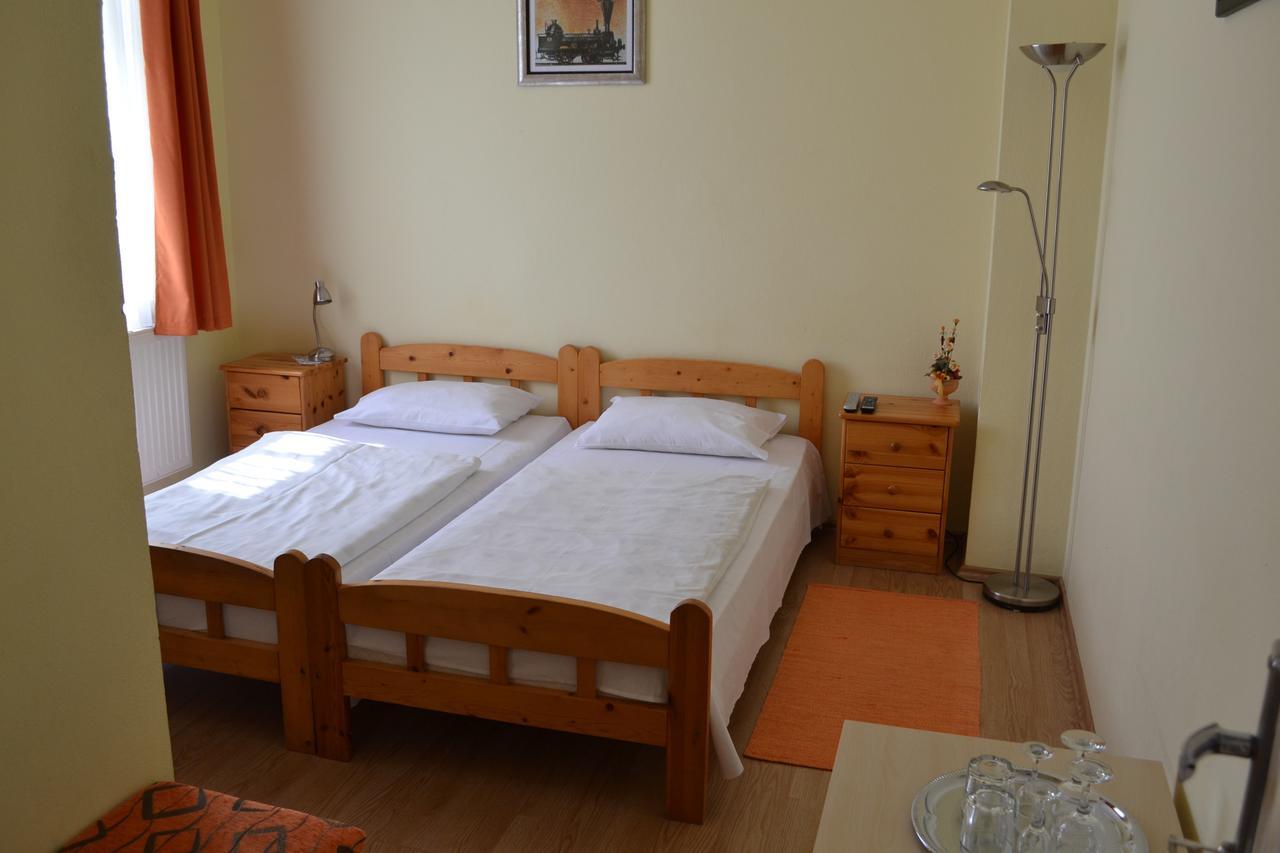Lokomotiv Motel Эгер Экстерьер фото