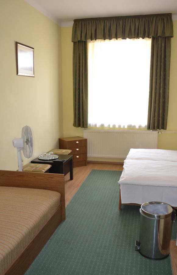 Lokomotiv Motel Эгер Экстерьер фото