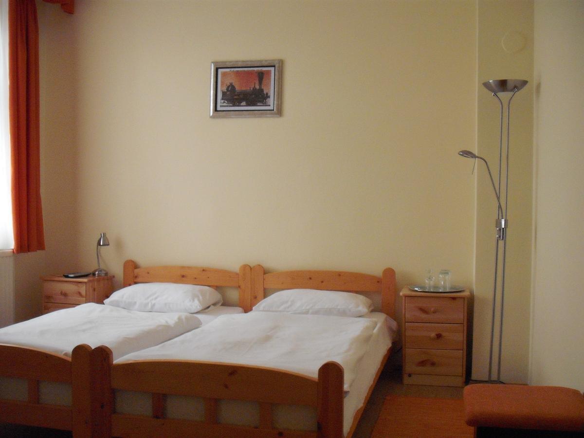 Lokomotiv Motel Эгер Экстерьер фото