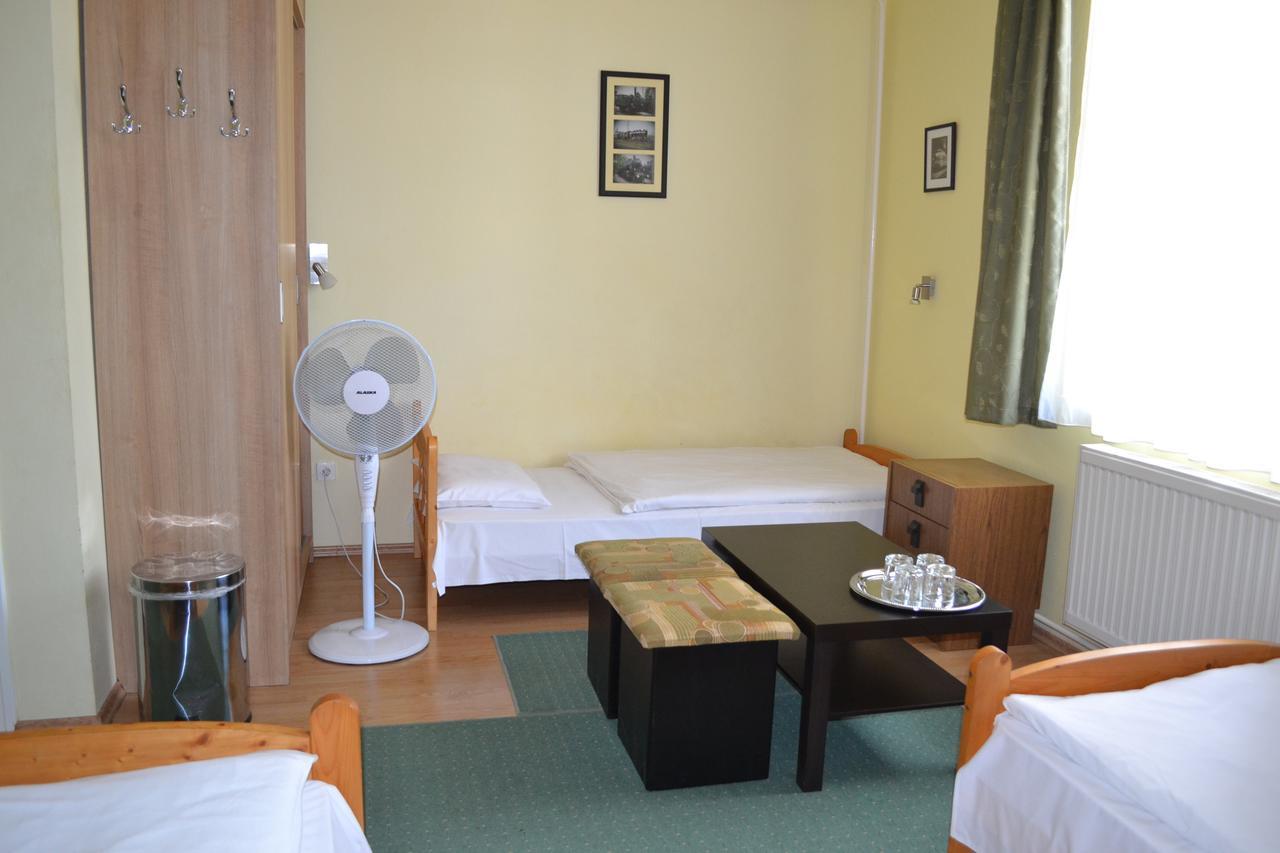Lokomotiv Motel Эгер Экстерьер фото