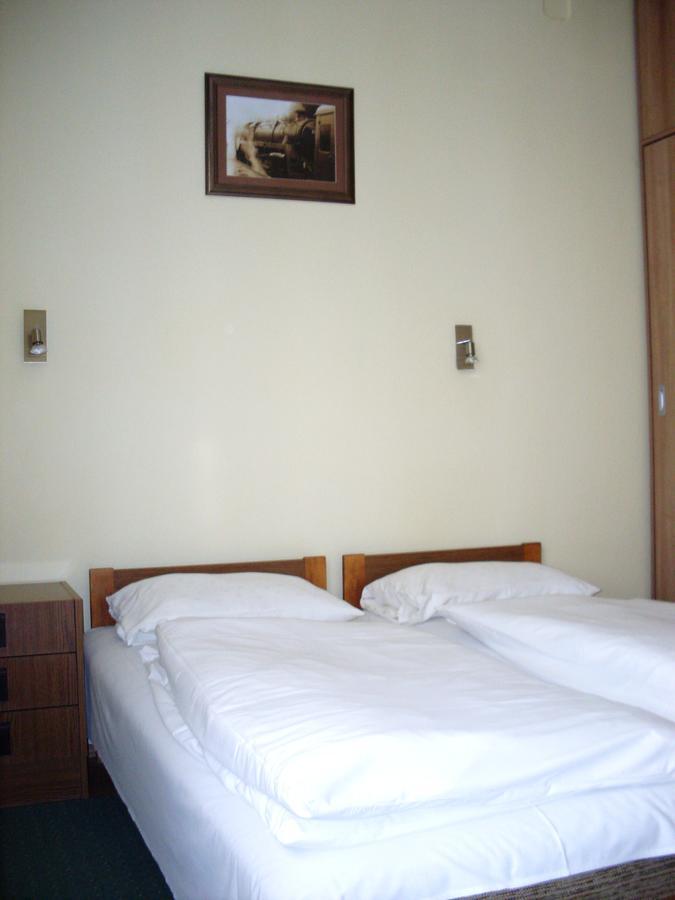 Lokomotiv Motel Эгер Экстерьер фото