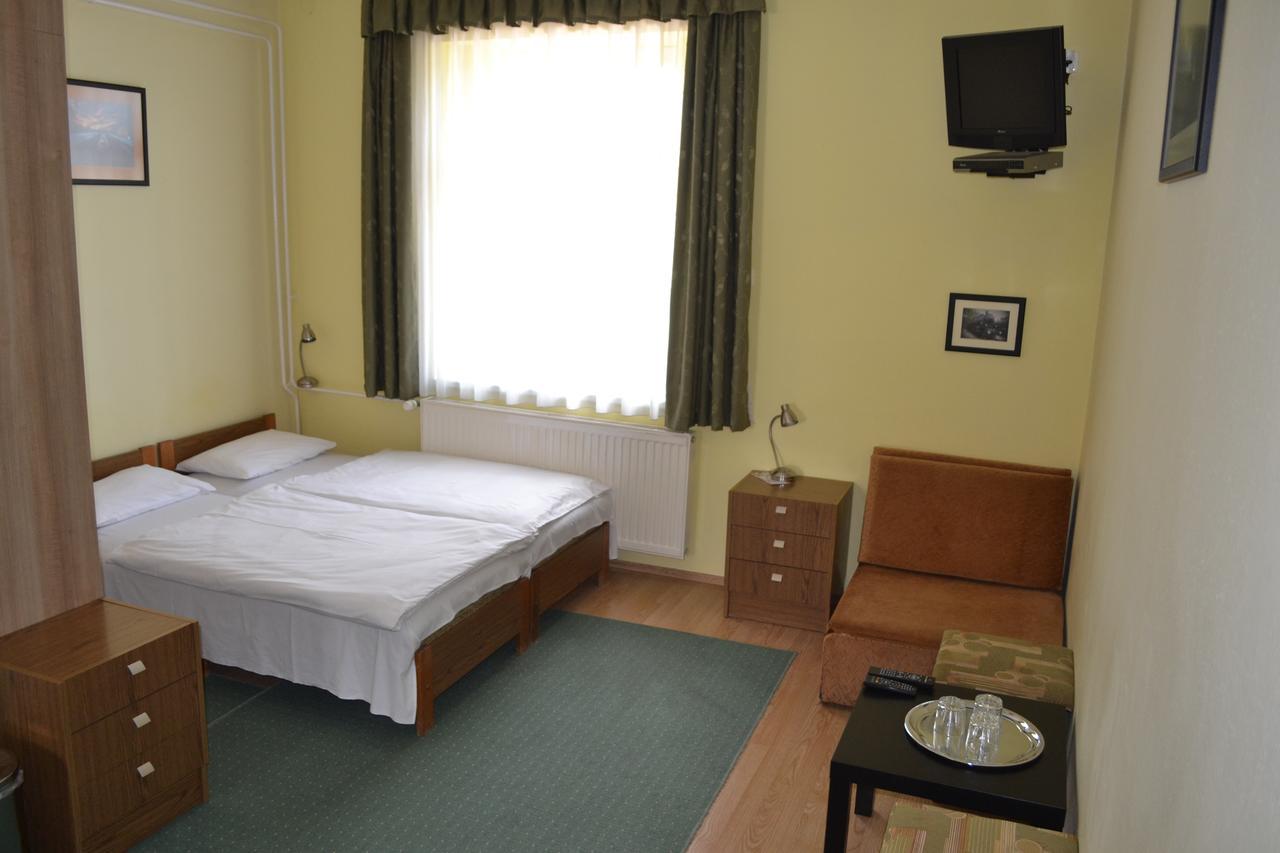 Lokomotiv Motel Эгер Экстерьер фото