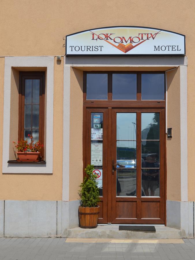 Lokomotiv Motel Эгер Экстерьер фото