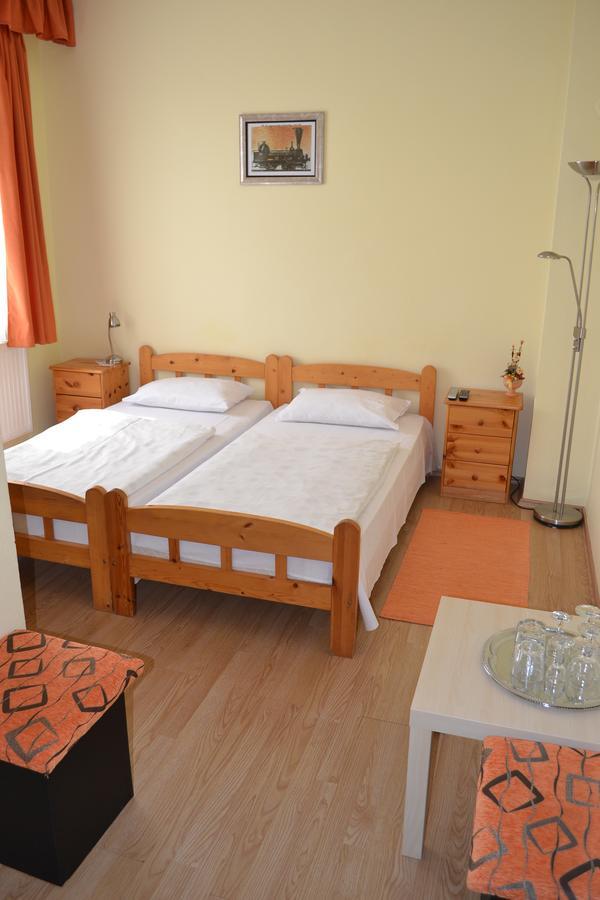 Lokomotiv Motel Эгер Экстерьер фото